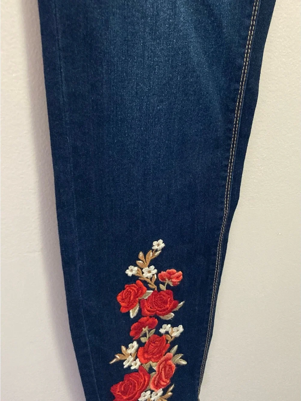 NWT  C est. 1946 Sz 8 Jeans Embroidered Rose Mid Rise